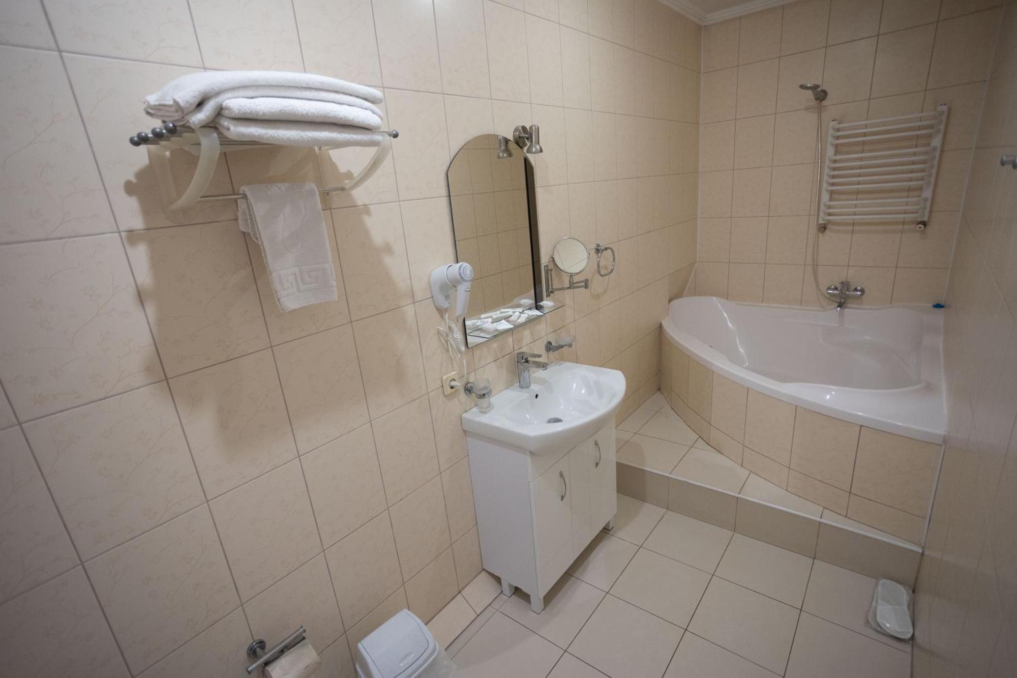 Hotel Kopa - Zhovkva Bagian luar foto