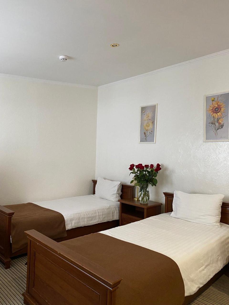 Hotel Kopa - Zhovkva Bagian luar foto