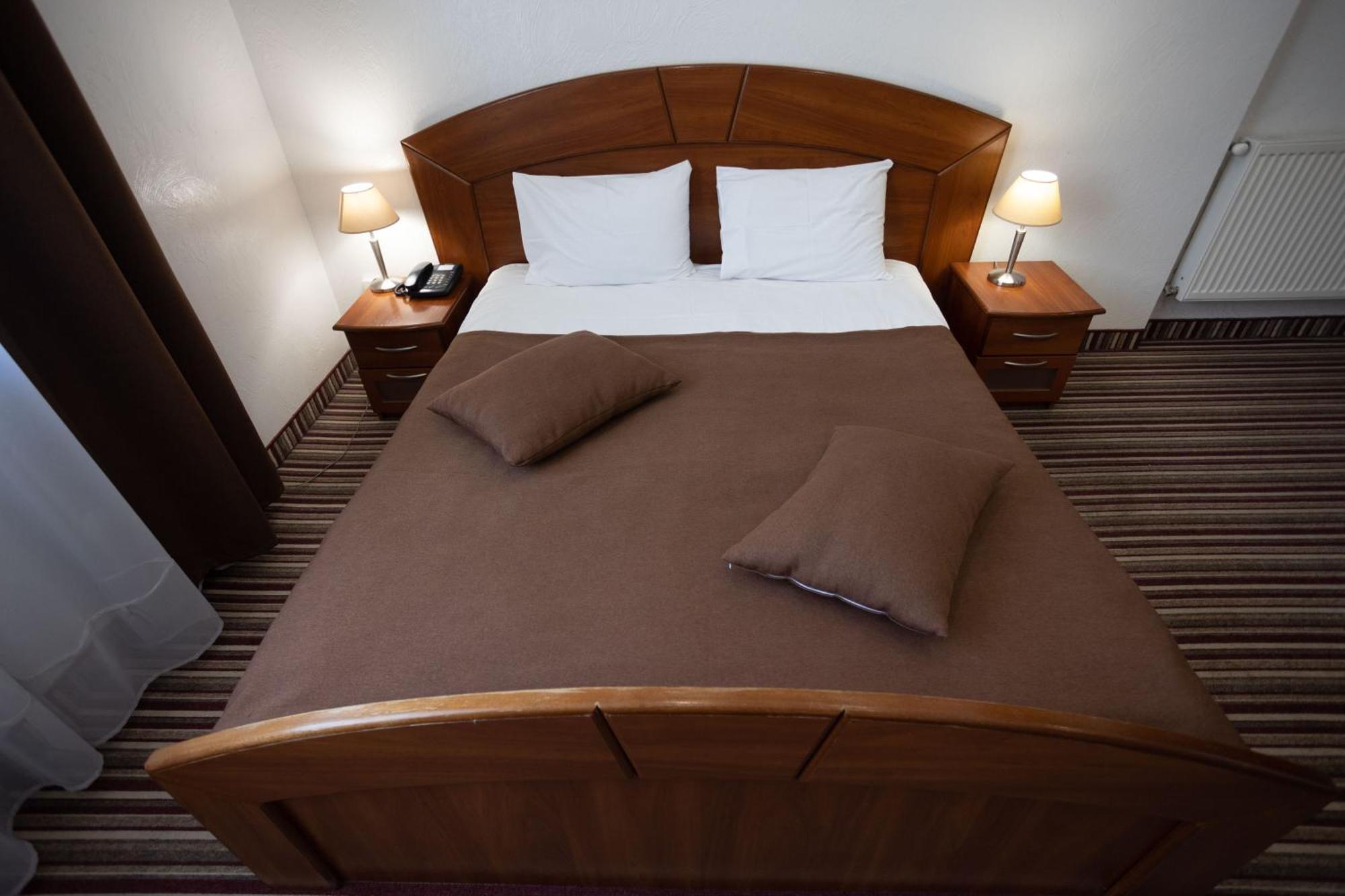 Hotel Kopa - Zhovkva Bagian luar foto